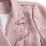 Chic Puha Rózsaszín Tweed Öltöny Nőies Szabással és Gyöngy Részletekkel 