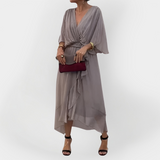 V-nyakú sifon ruha