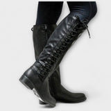 Lucía-Botins com atacadores elegáns