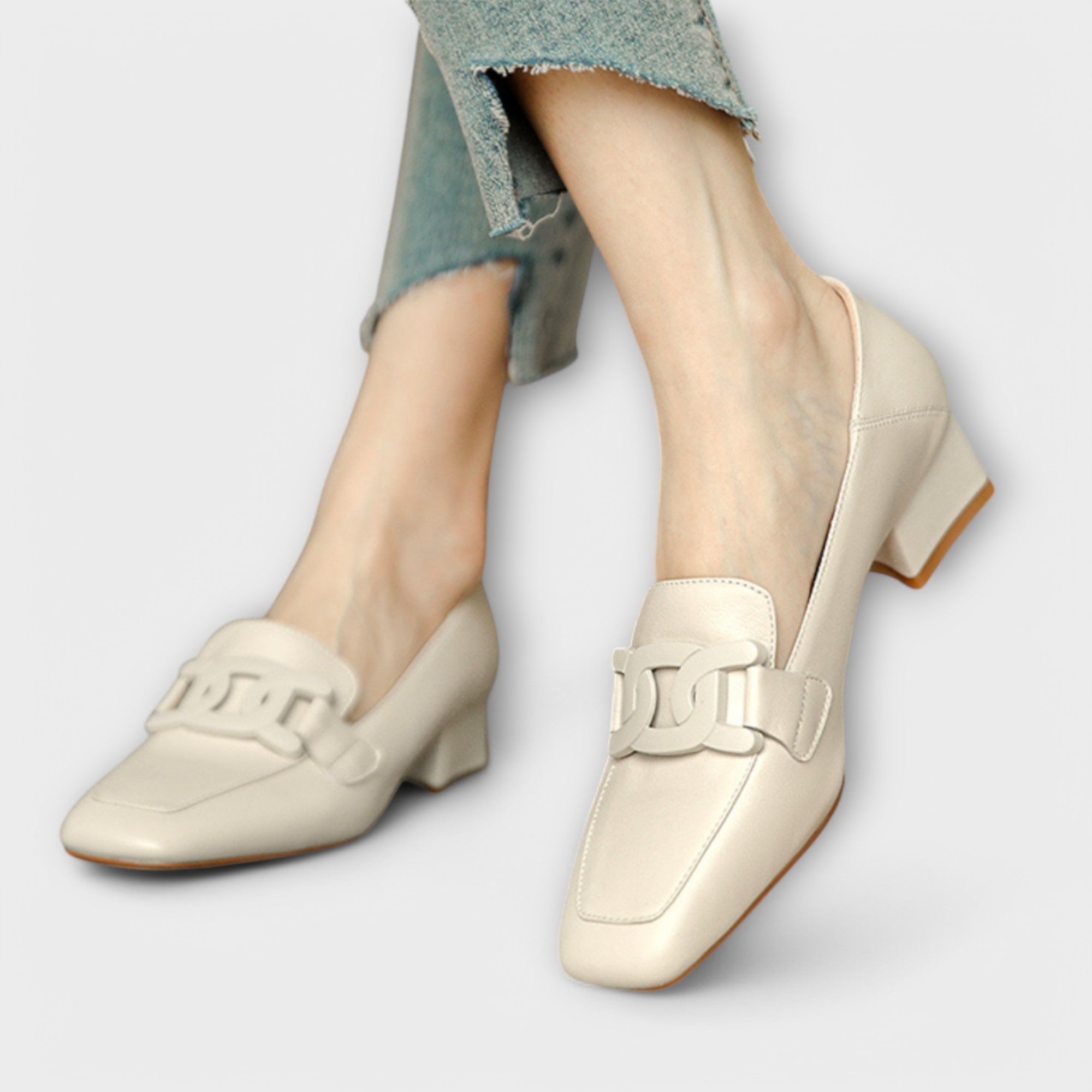 Monika – Öszvérek / Sapatos sem atacadores