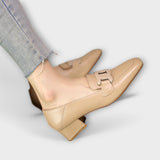 Monika – Öszvérek / Sapatos sem atacadores