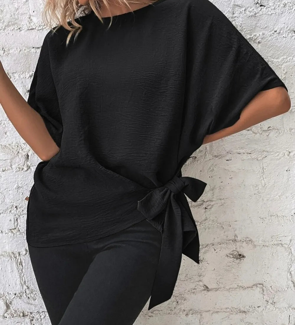 MAYA | Blúz csomóval, kerek nyakkivágással és félhosszú ujjakkal