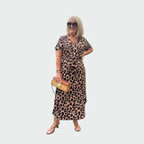Lenyűgöző V-alakú nyakkivágású leopárdmintás ruha