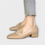 Monika – Öszvérek / Sapatos sem atacadores