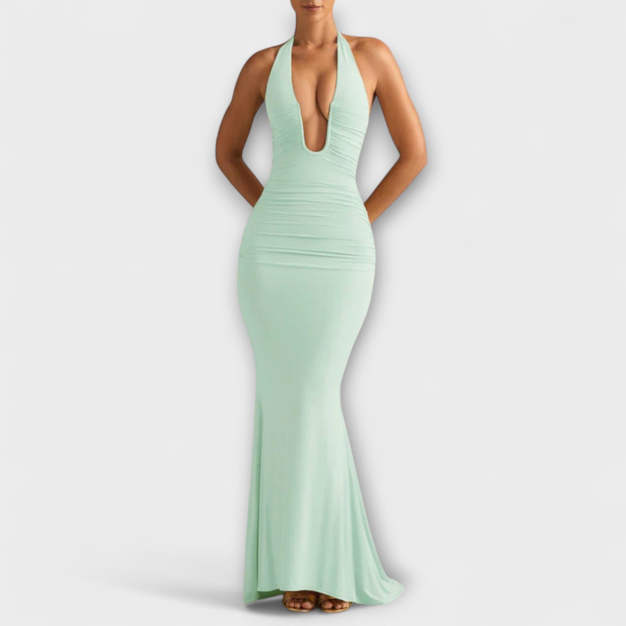 Elegáns gála peace nyitott hátrésszel és nagyszerű dekoltázzsal