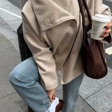 Clarissa Dzseki álló gallérral