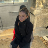 Clarissa Dzseki álló gallérral