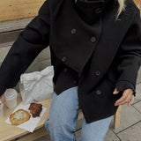 Clarissa Dzseki álló gallérral